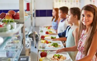Alimentação escolar eficiente com TecFood em refeitórios escolares.