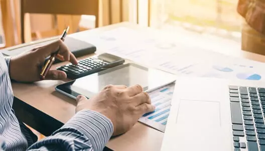 Terceirizar a folha de pagamento economiza gastos na empresa?