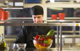 Cozinha industrial: estratégias para reduzir custos