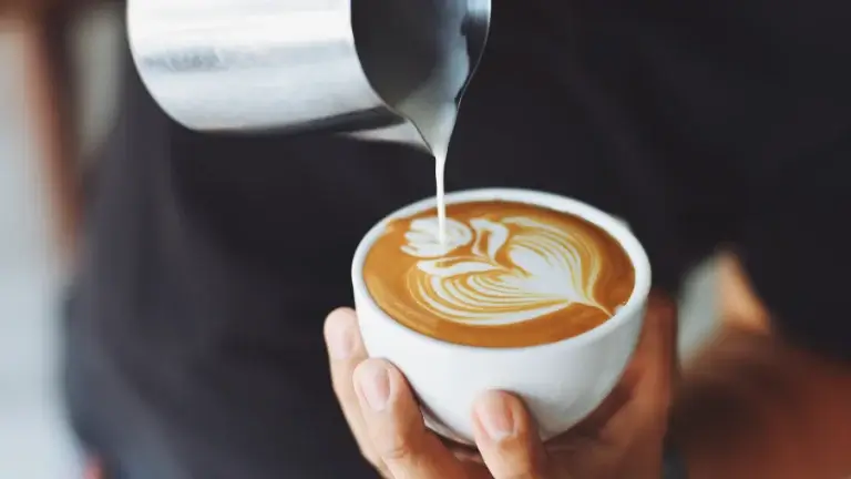 Teknisa - Como abrir uma cafeteria do zero: Mão segurando uma xícara com café
