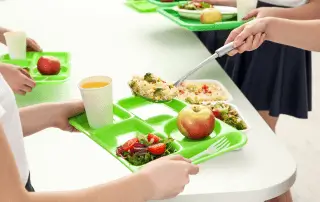 Como a gestão inteligente pode revolucionar a merenda escolar inclusiva