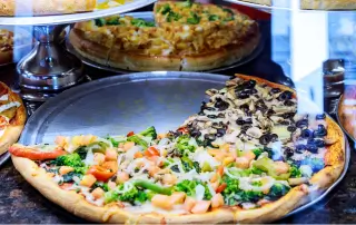 Pizzas diferentes em uma mesa de pizzaria