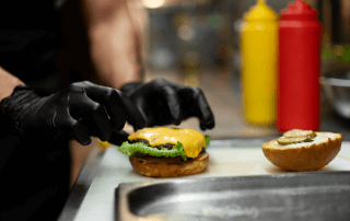 Como funciona um fast food de sucesso: dados, automação e controle de CMV