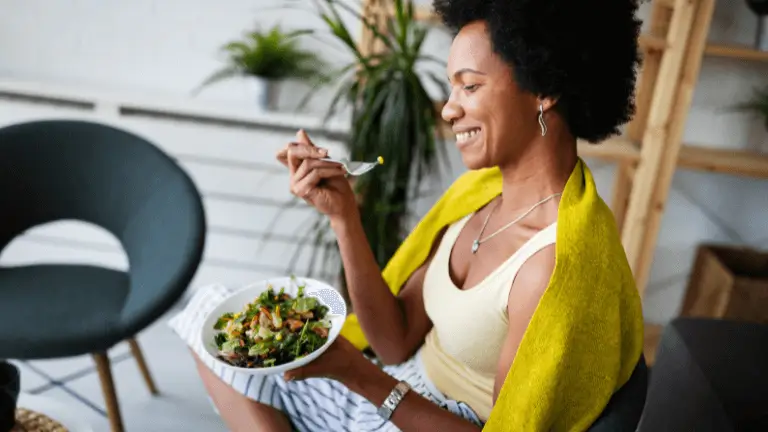 Pratos coloridos com saladas e insumos frescos em uma mesa de franquia de alimentação focada em alimentação saudável e bem-estar.