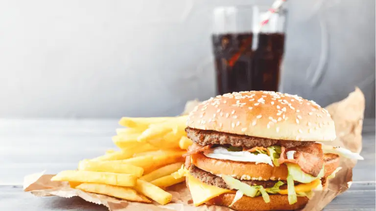 Balcão de atendimento de uma franquia de alimentação de fast food com foco em agilidade e entrega de pedidos padronizados.